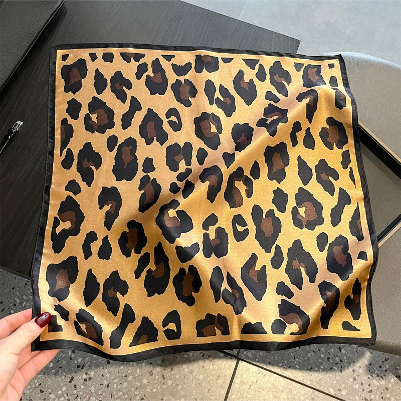 100% シルクスクエアスカーフヒョウ柄バンダナネッカチーフ - Face Scarf Mask のレビューと価格